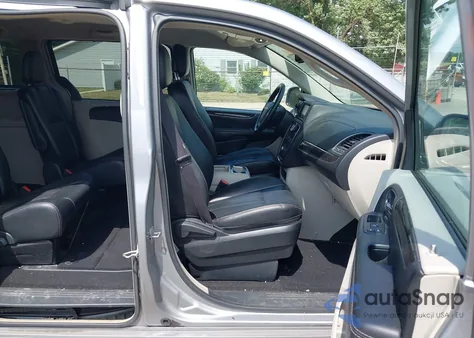 2015 Chrysler Town & Country Touring z USA, uszkodzony, nr VIN 2C4RC1BG0FR513732